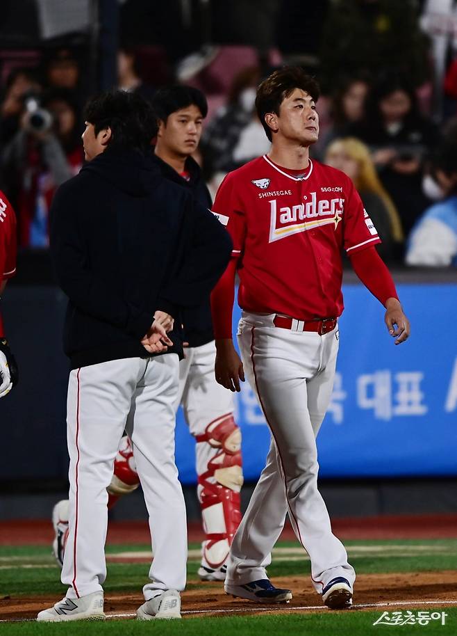 1일 수원KT위즈파크에서 열린 ‘2024 신한 SOL 뱅크 KBO리그’ SSG 랜더스와 KT 위즈의 5위 결정전 경기에서 3-4로 패한 SSG 김광현이 아쉬워하고 있다.

    수원 ｜ 주현희 기자 teth1147@donga.com