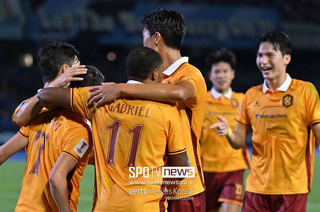 ▲ 이정효 감독이 이끄는 광주FC가 아시아 최고 무대인 2024-25시즌 아시아축구연맹(AFC) 챔피언스리그 엘리트(ACLE)에서 연일 승전보를 전하고 있다. ACLE 출전이 처음인 광주인데 아시아 무대 경험이 많은 J리그 구단을 연거푸 제압하며 일본 킬러로 거듭났다. 리그 스테이지 첫 경기에서 요코하마 마리노스를 7-3으로 꺾더니 가와사키 프론탈레와 원정 경기도 1-0으로 이겨 2연승을 내달렸다.