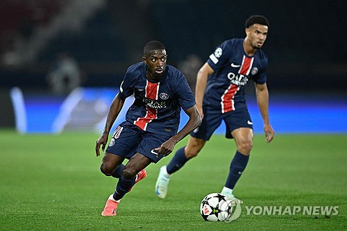 파리 생제르맹(PSG)의 분위기가 심상치 않다. 현 시점 프랑스 최고의 클럽인 PSG는 지난 시즌에 이어 이번 시즌에도 리그 우승에 도전하는 중이다. 현재 리그에서는 승점 16점으로 선두를 달리고 있지만, 표면적으로 보는 것과 달리 내부에서는 잡음이 일어나고 있다. 이번 시즌 PSG의 에이스로 활약하고 있는 우스만 뎀벨레가 루이스 엔리케 감독과 격렬한 논쟁을 벌여 엔리케 감독이 질책성 선택으로 그를 아스널과의 챔피언스리그 명단에서 제외했다는 소식이다. 사진 연합뉴스