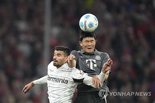 독일 최고의 축구전문지 '키커'가 김민재를 인정했다. '키커'는 김민재가 지난 시즌 독일 분데스리가 챔피언인 바이엘 레버쿠젠과의 맞대결에서 맹활약하자 김민재의 활약을 인정, 5라운드 베스트 일레븐에 김민재를 선정하면서 김민재에게 11명의 선수들 중 가장 높은 평점인 1점을 줬다. 독일에서는 1~5점 사이로 선수들에게 평점을 매기는데, 1점은 선수가 받을 수 있는 가장 높은 점수다. 사진 연합뉴스