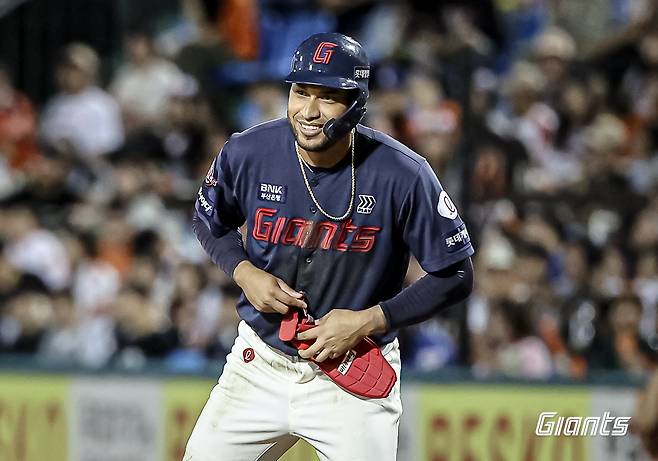 롯데 외야수 레이예스는 1일 창원 NC파크에서 열린 '2024 신한 SOL Bank KBO 리그' NC와 팀 간 마지막 맞대결에서 1번 지명타자로 선발 출전했다. 올 시즌 200안타를 기록 중인 레이예스는 안타 2개만 더 기록하면, KBO리그 단일시즌 최다 안타 신기록을 달성할 수 있다. 그리고 5회초 세 번째 타석에서 적시타를 때려 서건창(2014시즌/201안타)의 단일시즌 최다 안타 기록과 어깨를 나란히 했다. 롯데 자이언츠