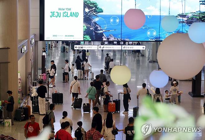 북적북적 제주공항 [연합뉴스 자료사진]