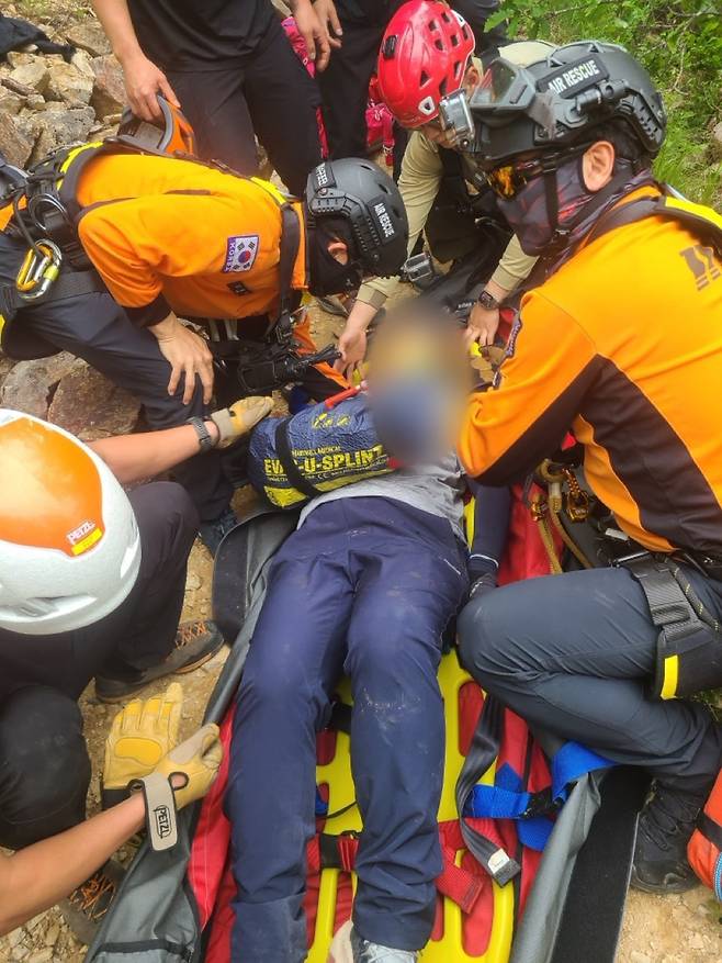 등산객 구조 활동하는 산악구조대원들 [강원특별자치도소방본부 환동해특수대응단 제공. 재판매 및 DB 금지]