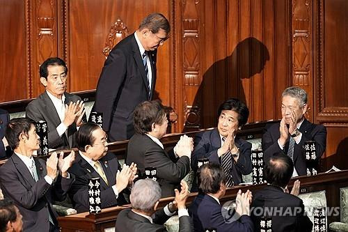 1일 중의원에서 총리로 선출된 뒤 고개 숙여 인사하는 이시바 일본 총리 [AP 연합뉴스. 재판매 및 DB 금지]