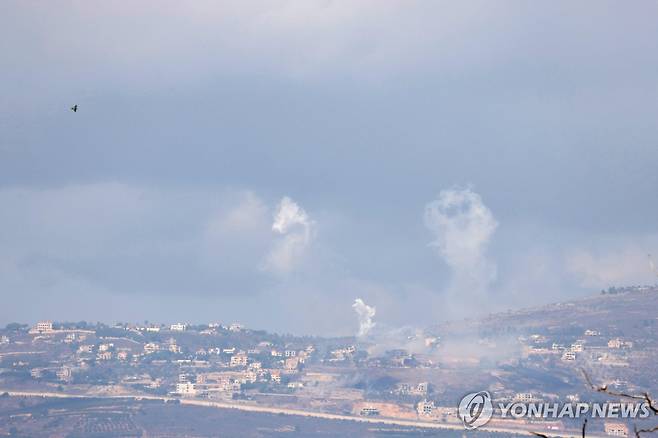 헤즈볼라를 겨냥한 이스라엘의 지상군 진입 후 연기가 피어오르는 레바논 남부. [AFP 연합뉴스. 재판매 및 DB 금지]