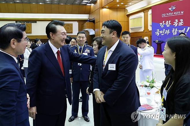 윤석열 대통령, 하재헌 중사와 인사 (성남=연합뉴스) 홍해인 기자 = 윤석열 대통령이 1일 성남 서울공항 국빈행사장에서 열린 건군 76주년 국군의날 경축연에서 북한 목함지뢰 사고로 부상을 입었던 하재헌 중사와 인사하고 있다. 2024.10.1 [대통령실 제공. 재판매 및 DB 금지] hihong@yna.co.kr