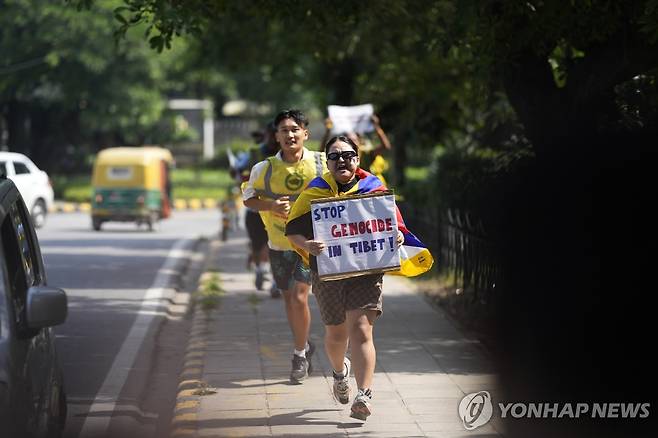 1일 뉴델리 주재 중국 대사관 주변서 시위하는 티베트인들 [AP 연합뉴스 자료사진. 재판매 및 DB 금지]