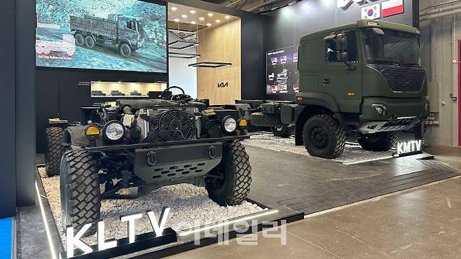 기아가 지난 9월 3~6일까지 폴란드 키엘체 전시센터에서 열린 폴란드 국제방위산업전시회(MSPO 2024)에서 소형전술차량과 중형표준차 샤시를 전시하고 있다. (사진=기아)