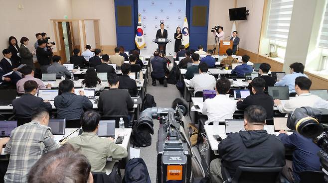 문화체육관광부 최현준 감사관이 2일 서울 종로구 정부서울청사 별관에서 대한축구협회 감독 선임 관련 감사결과 브리핑을 하고 있다. 사진=연합뉴스