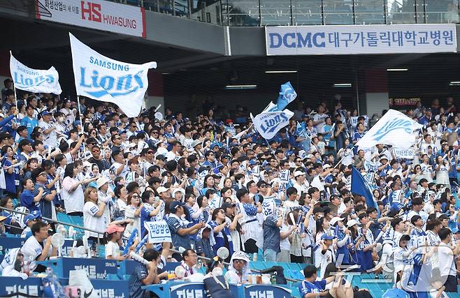 1일 오후 대구 삼성라이온즈파크에서 열린 프로야구 '2024 신한 SOL 뱅크 KBO리그' KIA 타이거즈와 삼성 라이온즈의 경기를 찾은 야구팬들이 무더위도 잊은 채 열띤 응원전을 펼치고 있다. 2024.9.1/뉴스1 ⓒ News1 공정식 기자