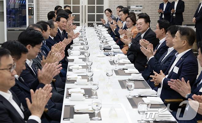 윤석열 대통령이 2일 서울 용산 대통령실 앞 파인그라스에서 추경호 국민의힘 원내대표 등 원내지도부와 여당 소속 국회 상임위원장 및 간사들과의 만찬에서 박수를 치고 있다. (대통령실 제공) 2024.10.2/뉴스1 ⓒ News1 송원영 기자