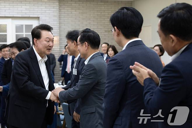 윤석열 대통령이 2일 서울 용산 대통령실 앞 파인그라스에서 열린 국민의힘 원내지도부와 국회 상임위원장 및 간사들과의 만찬에서 참석 의원들과 인사를 나누고 있다. (대통령실 제공) 2024.10.2/뉴스1 ⓒ News1 송원영 기자