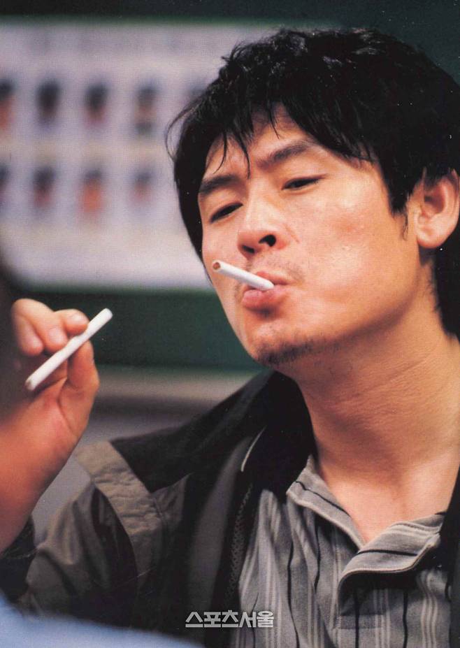 영화 ‘공공의 적’(2002) 강철중 역의 설경구. 사진은 2002년 1월 10일 당시 모습. 사진 | 스포츠서울DB