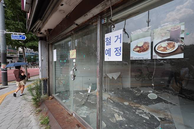 지난 1일 서울 서대문구 인근 폐업한 상점. /연합뉴스