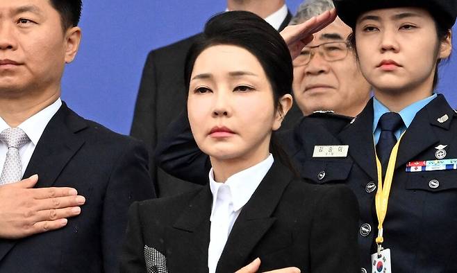 김건희 여사가 1일 오전 경기 성남 서울공항에서 열린 제76주년 국군의날 기념식에서 국기에 대한 경례를 하고 있다. 대통령실사진기자단