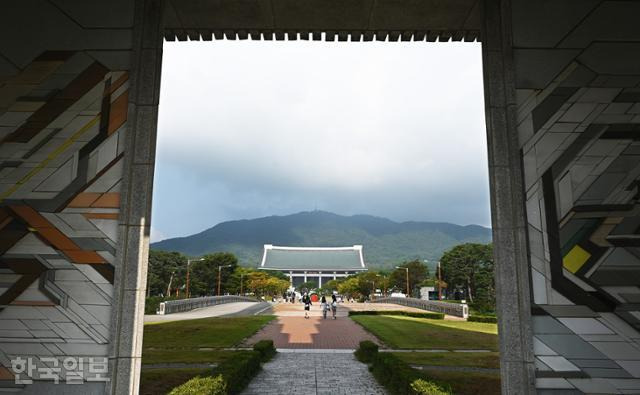 천안 독립기념관 겨레의탑 사이로 본관인 겨레의집과 흑성산이 보인다.