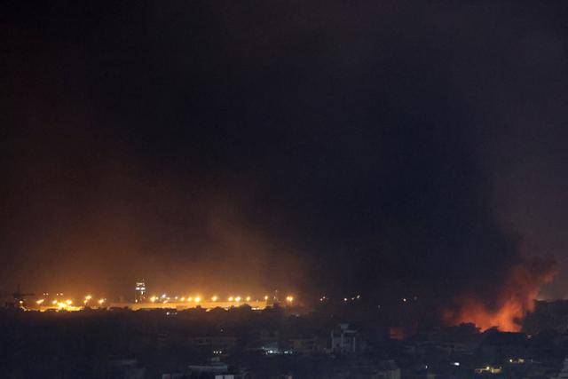 1일 레바논 수도 베이루트 남부 교외 지역에서 이스라엘군 폭격으로 발생한 화재로 연기가 치솟고 있다. 베이루트=로이터 연합뉴스