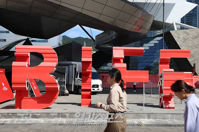 제28회 부산국제영화제(BIFF) 개막일인 4일 오후 부산 해운대구 영화의전당 앞에 영화제 구조물이 설치돼 있다. 부산=서병수 기자 qudtn@edaily.co.kr /2023.10.04/