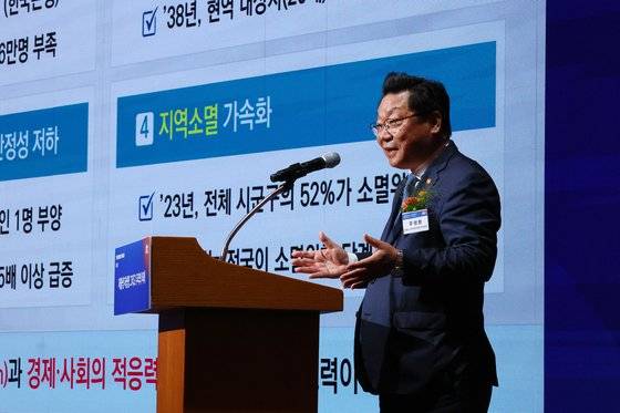 주형환 저출산고령사회위원회 부위원장이 2일 서울 소공동 롯데호텔에서 열린 JTBC내일포럼 ‘저출생 저성장 그리고 우리의 미래’에서 기조연설을 하고 있다. 김현동 기자