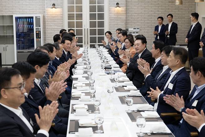 2시간15분 회동 윤석열 대통령이 2일 용산 대통령실에서 열린 국민의힘 원내지도부와 당 소속 국회 상임위원장 및 간사 등과의 만찬에서 참석자들과 함께 박수를 치고 있다. 대통령실 제공