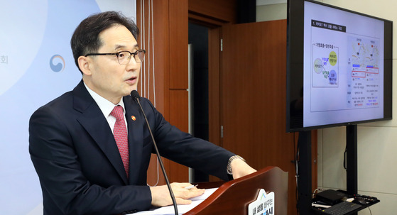 The Fair Trade Commission Chairman Han Ki-jeong speaks during a press conference at the Sejong government complex on Wednesday related to Kakao Mobility's abuse of market dominance. [NEWS1]