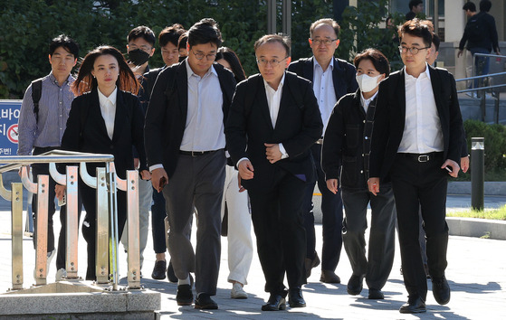 Inspectors walk into a building of Seoul National University located in southern Seoul on Wednesday afternoon to probe over details of leave request approval. [NEWS1]