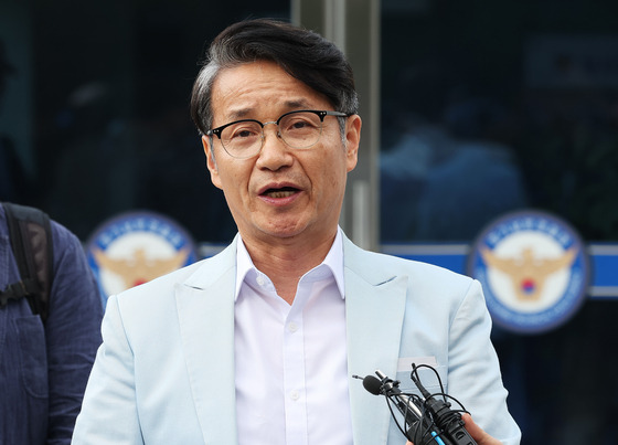 Korean American pastor Choi Jae-young responds to reporters' questions after arriving at the Gyeonggi Nambu Police Agency in Suwon, Gyeonggi, on Friday morning. [YONHAP]