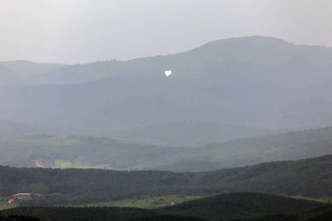 지난달 5일 오전 경기도 파주시 오두산 통일전망대에서 바라본 북한 황해북도 개풍군에서 쓰레기 풍선이 떠오르고 있다. 사진=연합뉴스 