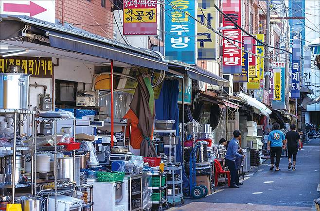 서울 황학동 주방·가구거리 곳곳에는 업소형 냉장고, 스테인리스 냄비, 매장용 의자 같은 중고 물품이 한가득이다. (윤관식 기자)