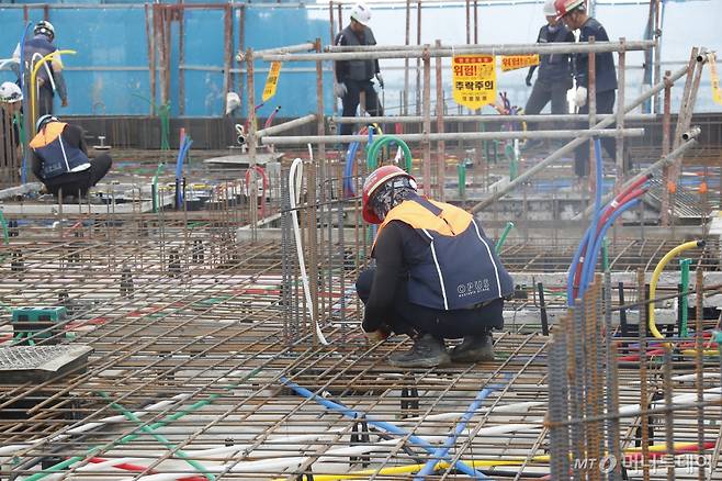 (인천=뉴스1) 권현진 기자 = 전국 대부분 지역에 폭염특보가 발효된 29일 인천 중구의 한 공사현장에서 근로자들이 구슬땀을 흘리고 있다.   고용노동부는 체감온도가 섭씨 31도를 넘길 경우 근로자에게 휴식을 제공하게 하는 등 폭염단계별 조치 사항을 권고하고 건설 사업장 대상으로 지도·점검에도 나설 계획이지만, 권고에 그치는 폭염관리 대책은 실효성이 떨어진다는 지적도 있다. 2024.7.29/뉴스1  Copyright (C) 뉴스1. All rights reserved. 무단 전재 및 재배포,  AI학습 이용 금지. /사진=(인천=뉴스1) 권현진 기자