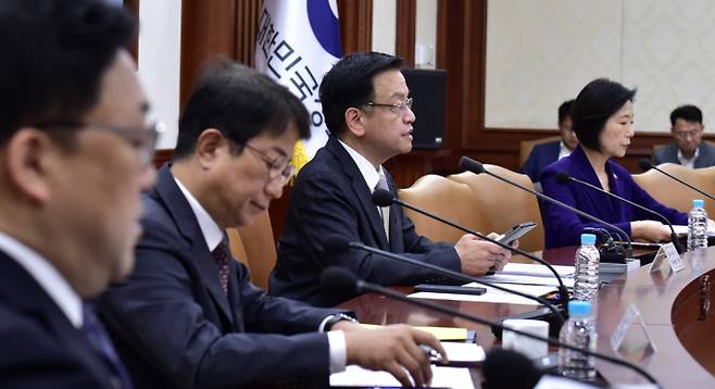 정부가 민간투자를 활성화하기 위해 공사비 상승과 금융조달 문제 해결 대책을 추진한다. 사진은 최상목 경제부총리 겸 기획재정부 장관이 2일 오전 서울 종로구 정부서울청사에서 경제관계장관회의를 주재하는 모습. /사진=임한별 기자