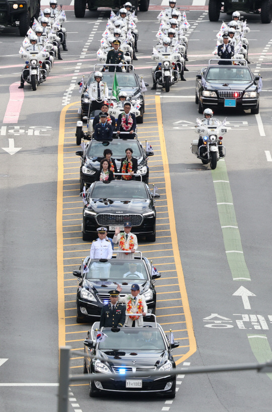 건군 제76주년 국군의 날 시가행진이 열린 1일 6·25 참전용사 등을 태운 차량이 서울광장에서 광화문 방면으로 행진하고 있다. 연합뉴스