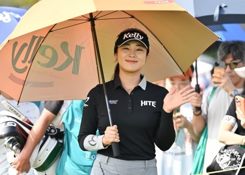 후원사 대회에서 우승을 노리는 윤이나. [사진=KLPGA]