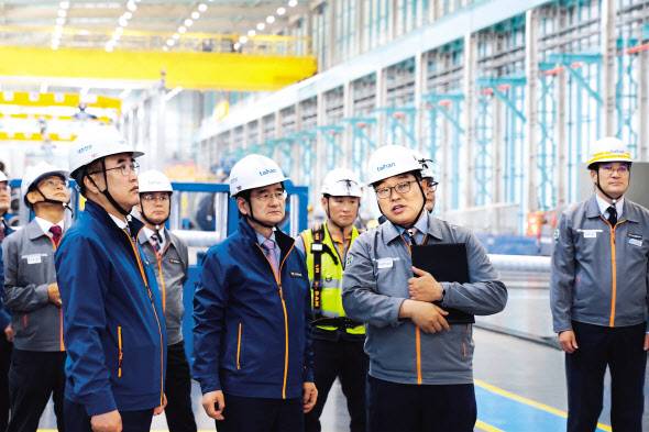 송종민(왼쪽 두 번째) 대한전선 부회장이 당진해저케이블 1공장 1단계 라인을 살펴보고 있다. [대한전선 제공]