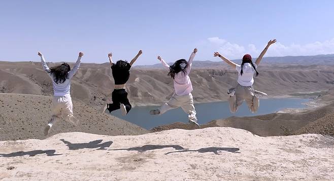 우즈베키스탄 출신 이화여대 유학생의 안내로 친구의 집으로 놀러 간 한국의 이대생들이 지자흐산에서 즐거운 시간을 보내고 있다.