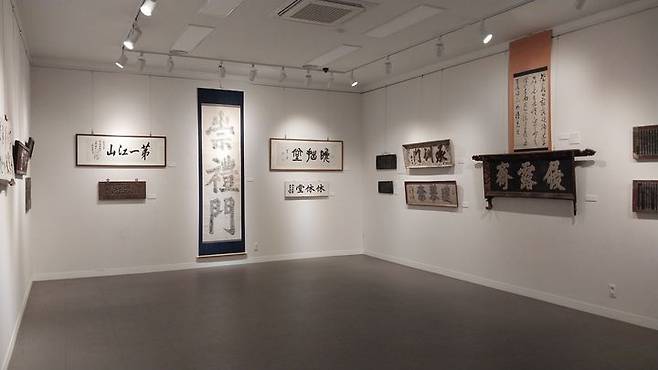 [부여=뉴시스]제11회 유홍준 교수 기증유물전 '목조건축의 얼굴 현판(懸板)' 전시회가 열리고 있는 충남 부여문화원 전시실. 2024.10.20. photo@newsis.com *재판매 및 DB 금지