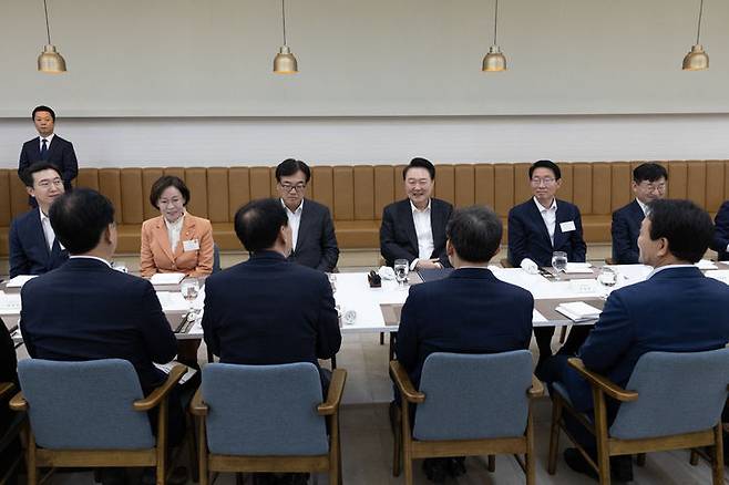 [서울=뉴시스] 최진석 기자 = 윤석열 대통령이 2일 서울 용산 대통령실 파인그라스에서 국민의힘 원내지도부·상임위원장·간사단을 초청해 격려 만찬을 하고 있다. (사진=대통령실 제공) 2024.10.02. photo@newsis.com *재판매 및 DB 금지