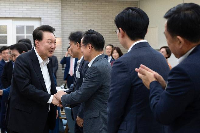 윤석열 대통령이 2일 서울 용산 대통령실 앞 파인그라스에서 열린 국민의힘 원내지도부 초청 만찬에서 참석자들과 인사하고 있다. 대통령실 제공