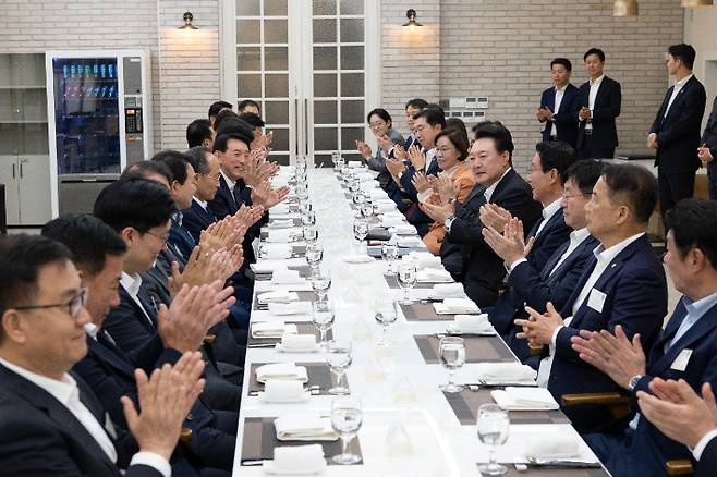 윤석열 대통령이 2일 서울 용산 대통령실 앞 파인그라스에서 열린 국민의힘 원내지도부 초청 만찬에서 추경호 원내대표 등 참석 의원들과 함께 박수치고 있다. 대통령실 제공