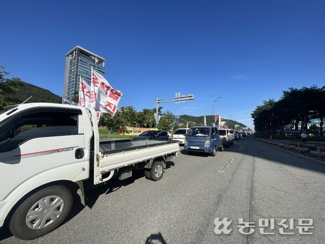 2일 전남도청 앞에서 전국농민회총연맹 광주전남연맹, 전국여성농민회총연합 광주전남연합, 전국쌀생산자협회 광주전남본부 소속 농민 160여명이 집회를 열고 벼멸구 피해의 자연재해 인정과 쌀값 안정화 대책을 촉구하고 있다.