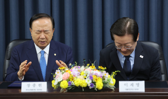 ▲더불어민주당 이재명 대표가 2일 오후 서울 종로구 한국기독교회관에서 장종현 한국교회총연합 대표회장과 기도하고 있다. ⓒ연합뉴스