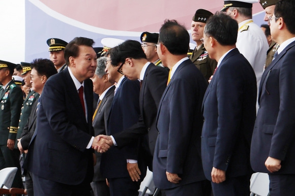 윤석열 대통령, 한동훈 대표와 악수 - 윤석열 대통령, 한동훈 대표와 악수     (성남=연합뉴스) 홍해인 기자 = 윤석열 대통령이 1일 성남 서울공항에서 열린 건군 76주년 국군의날 기념식을 마치고 퇴장하며 국민의힘 한동훈 대표 등과 악수하고 있다.  2024.10.1 [대통령실통신사진기자단]     hihong@yna.co.kr (끝)   <저작권자(c) 연합뉴스, 무단 전재-재배포, AI 학습 및 활용 금지>