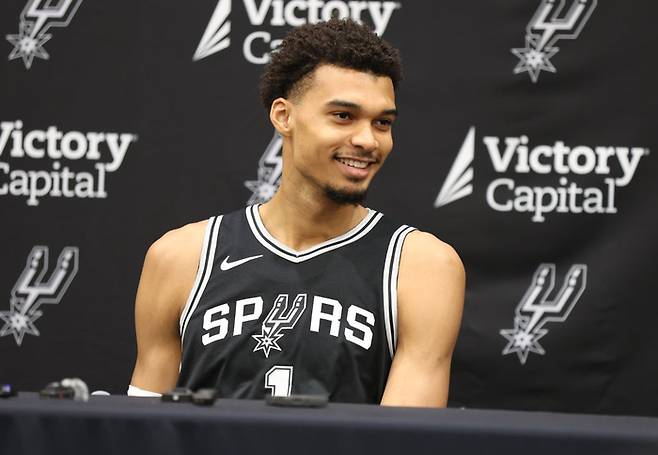 샌안토니오 빅터 웸반야마가 1일 구단 미디어데이에서 활짝 웃으며 취재진의 질문을 듣고 있다. Getty Images코리아