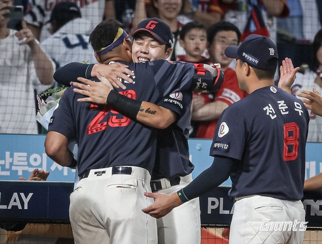 롯데 빅터 레이예스(맨 왼쪽)가 1일 창원 NC전에서 KBO 단일시즌 최다안타 신기록(202안타)을 세운 후 고승민(가운데)과 포옹하고 있다. /사진=롯데 자이언츠 제공