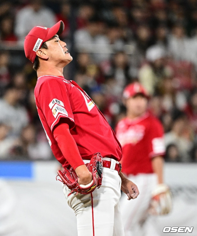 SSG 김광현이 1일 수원KT위즈파크에서 열린 2024 KBO 리그 5위 결정전 8회 말 무사 1, 3루서 멜 로하스 주니어에게 홈런을 맞고 아쉬워하고 있다.