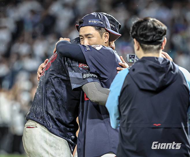 롯데 외야수 레이예스는 1일 창원 NC파크에서 열린 '2024 신한 SOL Bank KBO 리그' NC와 팀 간 마지막 맞대결에서 1번 지명타자로 선발 출전했다. 경기 전 200안타를 기록했던 레이예스는 안타 2개만 더 쳐내면, KBO리그 단일시즌 최다 안타 신기록을 달성할 수 있었다. 그리고 5회초 세 번째 타석과 9회초 다섯 번째 타석에서 안타를 때리며 서건창(2014시즌/201안타)의 단일시즌 최다 안타 기록을 넘어 새 역사를 썼다. 롯데 자이언츠