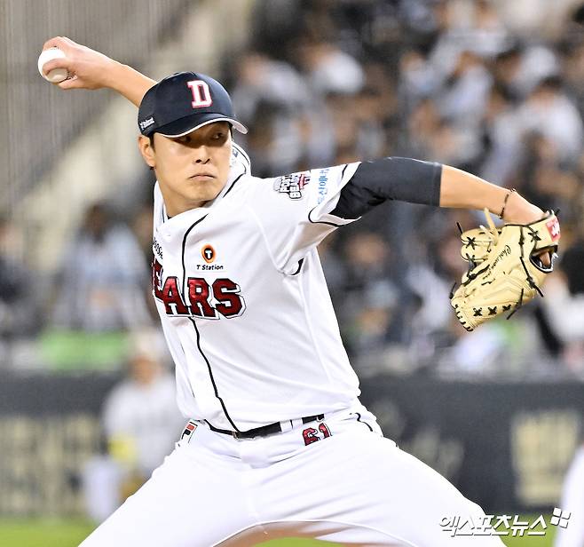 두산 베어스 베테랑 사이드암 최원준이 2일 서울 잠실야구장에서 열린 2024 신한 SOL Bank KBO 포스트시즌 와일드카드 결정전 1차전 KT 위즈와의 경기에서 8회초 1사 만루 위기를 병살타로 넘겨냈다. 사진 김한준 기자