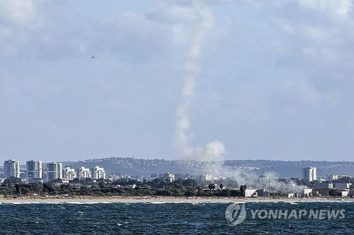 1일(현지시간) 로켓 요격하는 이스라엘 방공망 아이언돔 [AFP=연합뉴스]