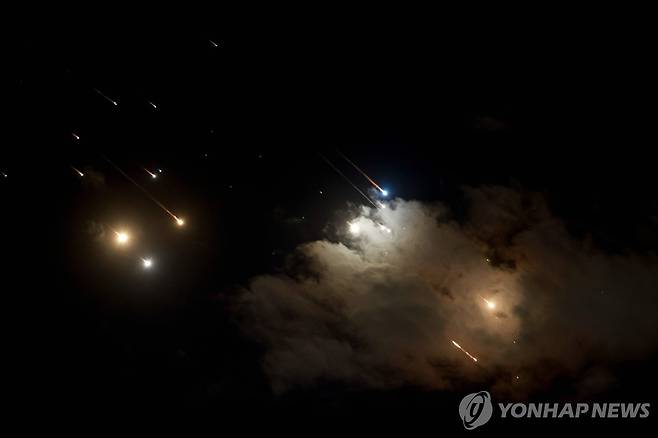 이란에서 발사된 미사일 요격하는 이스라엘 방공망 [AFP=연합뉴스]