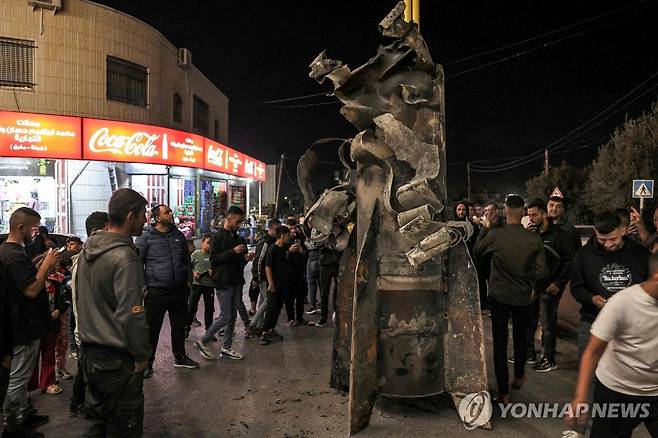 미사일 잔해 (AFP 연합뉴스) 1일 저녁(현지시간) 요르단강 서안에 떨어진 이란 미사일 잔해. 2024.10.01 photo@yna.co.kr